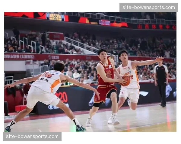 进攻篮板争夺加剧 多队派三人冲抢成常态