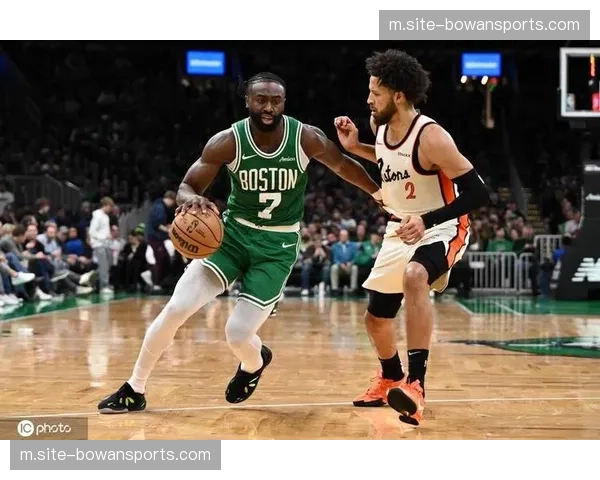 哈里斯与坎宁安配合渐入佳境 活塞新援战术价值逐步凸显